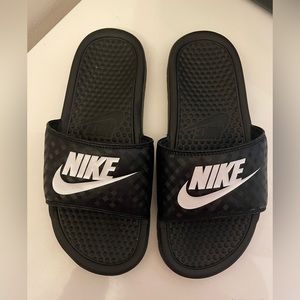 Nike Benassi slides